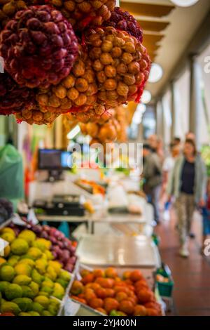 Funchal, Madeira, Portugal, 7. November 2024: Menschen, die Obst und Gemüse auf dem Mercado dos Lavradores kaufen, Bauernmarkt in Funchal, Stockfoto