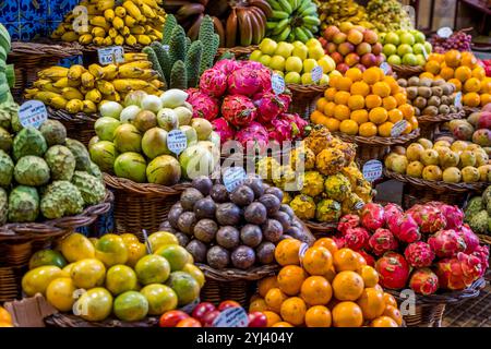 Funchal, Madeira, Portugal, 7. November 2024: Obst zum Verkauf auf dem Bauernmarkt Mercado dos Lavradores in Funchal, Madeira Stockfoto