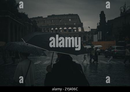 Una tarde de de lluvia en Roma mirando al Coliseo Stockfoto