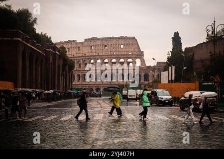 Una tarde de de lluvia en Roma mirando al Coliseo Stockfoto