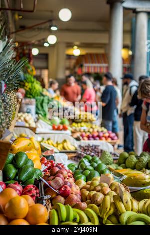 Funchal, Madeira, Portugal, 7. November 2024: Auf dem Bauernmarkt Mercado dos Lavradores in Funchal, Madeir, kaufen Menschen Obst und Essen Stockfoto