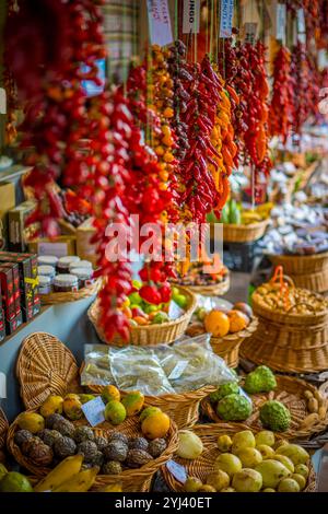 Funchal, Madeira, Portugal, 7. November 2024: Sehen Sie Paprika und Früchte in einem Marktstand am Mercado dos Lavradores, Bauernmarkt, in Funchal, Mad Stockfoto