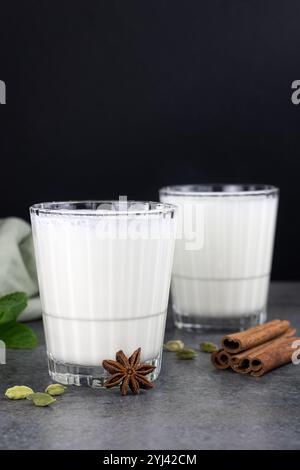 Ein Glas indisches kaltes Getränk auf Basis von Joghurt Dahi - Lassi mit Gewürzen und Minze auf schwarzem Hintergrund. Indisches Essen. Stockfoto