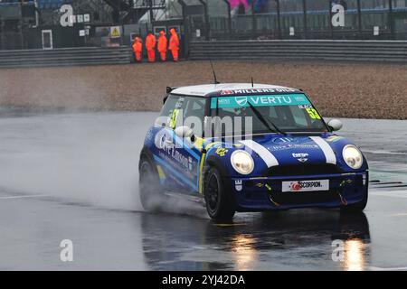 James Black, Graves Motorsport, MINI Cooper, Vertu MINI Challenge Trophy 2024, 20-Minuten-Rennen, Single-Marque-Rennen, Autos basieren auf dem R50 MINI C Stockfoto