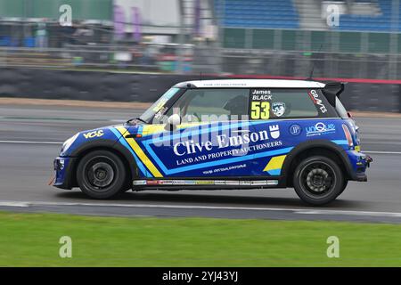 James Black, Graves Motorsport, MINI Cooper, Vertu MINI Challenge Trophy 2024, 20-Minuten-Rennen, Single-Marque-Rennen, Autos basieren auf dem R50 MINI C Stockfoto