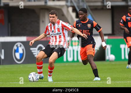 ROTTERDAM, 13-11-24, Stadion het Kasteel, Freundschaftsspiel, Sparta Rotterdam - FC Volendam, Jong Sparta Spieler Aymane Bais, Volendam Spieler Yannick Leliendal Credit: Pro Shots/Alamy Live News Stockfoto