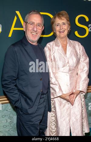 New York, Usa. November 2024. Michael Smiley und Fiona Shaw nehmen am 12. November 2024 an der Premiere von Apple TV „Bad Sisters“ bei Metrograph in New York City, USA, Teil. (Foto von Thenews2/NurPhoto) Credit: NurPhoto SRL/Alamy Live News Stockfoto