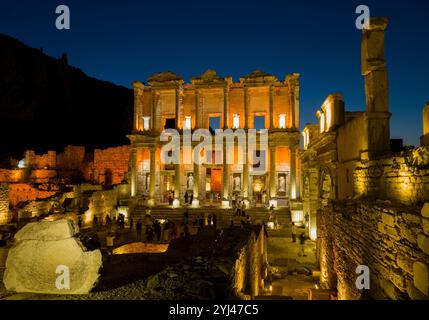 Die antike Stadt Ephesus. Ein wunderbarer Abendblick von der Celsus-Bibliothek. Nachtmuseologie in den Ruinen von Ephesus. Reisen Sie in die meisten der Türkei Stockfoto
