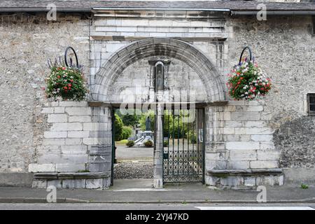 Mittelalterlicher Eingang oder Eingang zur Kirche Eglise Saint-Jean-Baptiste aus dem 16. Jahrhundert, Campan Hautes-Pyrénées Frankreich Stockfoto