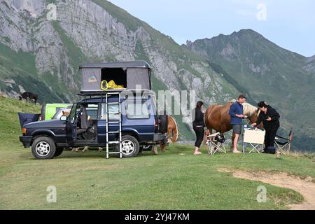 Camper oder Touristen Camping in Car-Top Zelt, Dach Zelt oder Dach Zelt am Col de Soulor Mountain Pass (1471 m) Pyrénées Frankreich Stockfoto