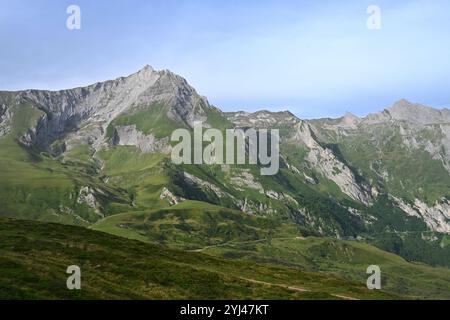 Panorama- oder Panoramablick auf Col de Soulor (1471 m) oder Soulor Mountain Pass auf den Hautes-Pyrénées/Pyrénées-Atlantiques Grenze Pyrenäen Frankreich Stockfoto
