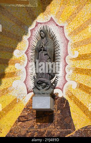 Mosaik Sonnenschein, Sonnenstrahlen und Statue der Jungfrau Maria oder Madonna schmücken die Fassade des Rosenkranzes Basila Lourdes Hautes-Pyrénées Frankreich Stockfoto