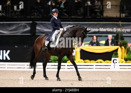 1. Platz Harnisch Carina auf FBW Francis, RFV Oehringen Preis der Firma I West Nat. Dressurprüfung Kl. S Aufgabe: Intermediaire I GER, Stuttgart German Masters 2024, 38. internationales Reitturnier, 13.11.2024 Foto: Eibner-Pressefoto/Roger Buerke Stockfoto