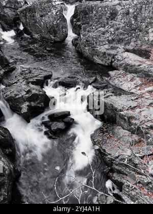 Mini-Wasserfall am Fluss Llugwy bei Betws-y-Coed (Kapelle im Wald), Snowdonia, Wales. Stockfoto
