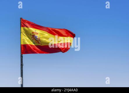 Spanische Flagge winkt im Wind vor blauem Himmel, Ronda, Andalusien, Spanien, Europa Stockfoto