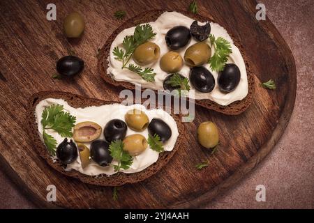 Frühstück, Sandwiches, mit Frischkäse, Oliven, Blick von oben Stockfoto