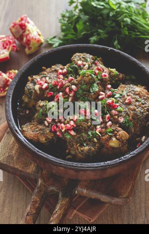 Guruli, georgianisches Huhn, mit Walnüssen, gedünstet in Wein und Gewürzen, gurianisches Huhn, hausgemacht, keine Leute Stockfoto
