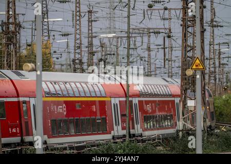 Regionalzug, RegioExpress, RE2, Ankunft am Hauptbahnhof Essen, Nordrhein-Westfalen, Deutschland, Europa Stockfoto