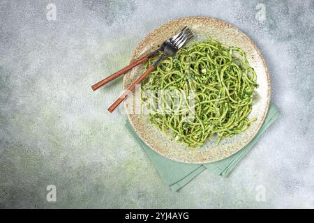 Spaghetti mit Pesto-Sauce, hausgemacht, keine Leute Stockfoto