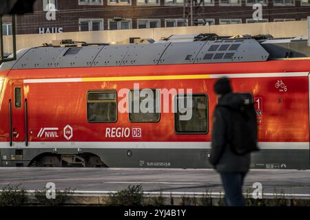 Regionalzug, RegioExpress, Ankunft am Hauptbahnhof Essen, Nordrhein-Westfalen, Deutschland, Europa Stockfoto