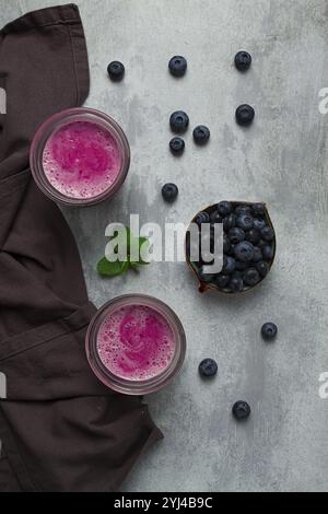 Smoothie, Getränk, in Glasgläsern, Heidelbeere, hausgemacht, Frühstück, Aussicht von oben, keine Leute Stockfoto