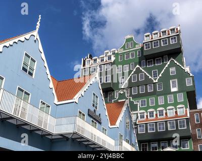 Detail eines modernen grünen Hotelgebäudes wie viele übereinander liegende, traditionelle Gebäude der Inntel Hotels Amsterdam Zaandam in einem modernen Teil der Stadt Stockfoto
