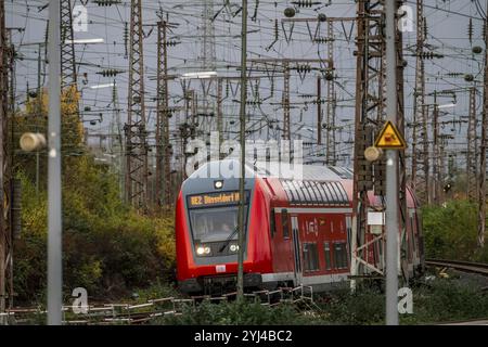 Regionalzug, RegioExpress, RE2, Ankunft am Hauptbahnhof Essen, Nordrhein-Westfalen, Deutschland, Europa Stockfoto