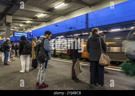 Passagiere, die auf einen Regionalzug warten, am Bahnsteig 7, Essener Hauptbahnhof, Nordrhein-Westfalen, Deutschland, Europa Stockfoto