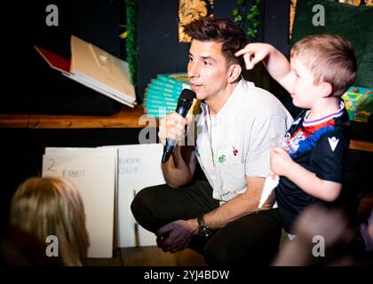 Russell Kane Buch lesen und signieren Veranstaltung, Bar Up the Road, Southend © Clarissa Debenham (Film Free Photography) / Alamy Stockfoto