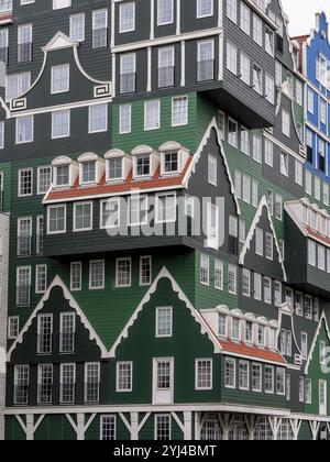 Detail eines modernen grünen Hotelgebäudes wie viele übereinander liegende, traditionelle Gebäude der Inntel Hotels Amsterdam Zaandam in einem modernen Teil der Stadt Stockfoto