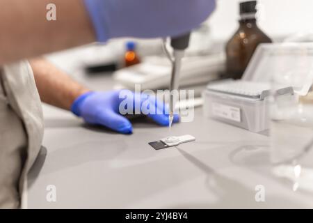 Nahaufnahme eines nicht erkennbaren Arztes mit Pipette zum Testen von Proben in einem Apothekenlabor Stockfoto