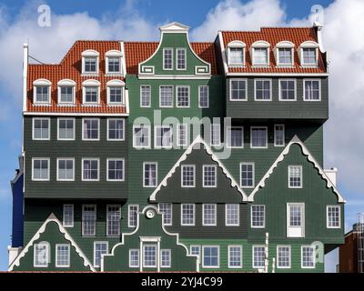 Detail eines modernen grünen Hotelgebäudes wie viele übereinander liegende, traditionelle Gebäude der Inntel Hotels Amsterdam Zaandam in einem modernen Teil der Stadt Stockfoto