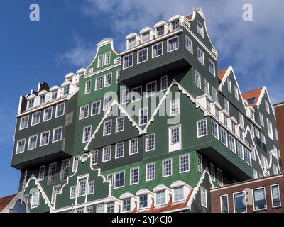 Detail eines modernen grünen Hotelgebäudes wie viele übereinander liegende, traditionelle Gebäude der Inntel Hotels Amsterdam Zaandam in einem modernen Teil der Stadt Stockfoto