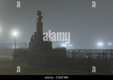 Dresdens Altstadt war im Novembernebel gehüllt. Brühls Terrasse. Porträtbüste von Ernst Rietschel, Nebelstimmung in Dresden, Dresden, Sachsen, Deutschland, Euro Stockfoto