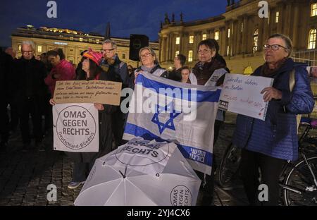 Deutschland, Berlin, 07.10.2024, Platz der Hamas-Geiseln, Bebelplatz, Gedenkfeier des Hamas-Terrors am 7. Oktober 2023, Omas gegen die Rechte, IS Stockfoto