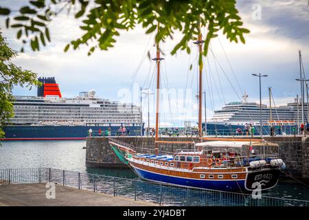 Funchal, Madeira, Portugal, 7. November 2024: Illustrative Editorial: Blick auf das Kreuzschiff Queen Anne, betrieben von Cunard Line im Hafen von Funchal, Stockfoto