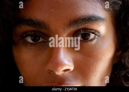 Nahaufnahme der Augen der Frau mit nachdenklichem Ausdruck in natürlichem Licht, zu Hause Stockfoto