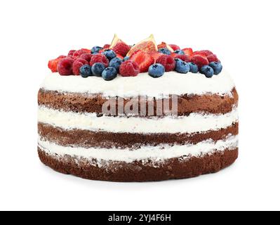 Köstlicher Schokoladen-Biskuitkuchen mit Beeren isoliert weiß Stockfoto