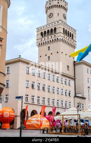 Alltägliche geschäftige Szene vor dem neoklassizistischen Rathaus auf dem Rynek, dem Marktplatz von Oppeln, Woiwodschaft Oppeln, Polen. Stockfoto