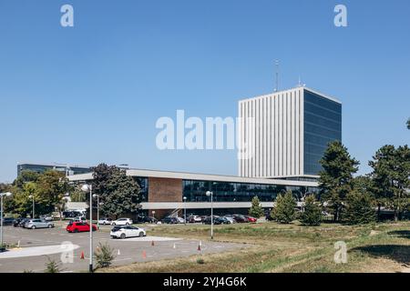 Zagreb, Kroatien - 15. August 2024: Kockica, ein 10-stöckiges Gebäude mit gemischter Nutzung in Prisavlje 14 in Zagreb, der Hauptstadt Kroatiens. Stockfoto