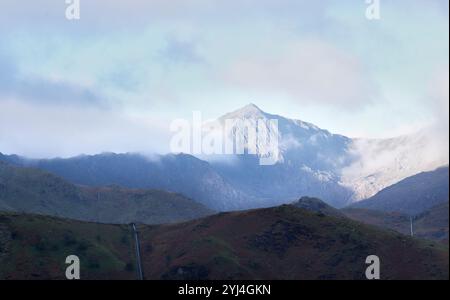 Gipfel des Yr Wyddfa (Mount Snowdon) umgeben von Wolken, Snowdonia, Wales. Stockfoto