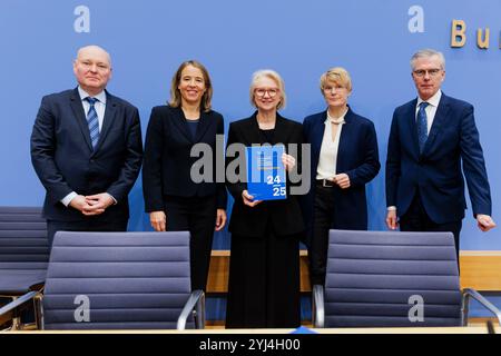 Berlin, Deutschland. November 2024. Wirtschaftsexperten, von links nach rechts: Prof. Dr. Achim Truger, Dr. hc Ulrike Malmendier, Prof. Dr. hc Monika Schnitzer, Prof. Dr. Veronika Grimm, Lehrstuhl Prof. Dr. mult. Prof. Dr. Martin Werding, Berlin, 12. November 2024. Quelle: dpa/Alamy Live News Stockfoto