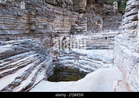 Des Wanderers Treppe aufsteigend eine natürliche Treppe in einem trockenen Bach, Guadalupe Mountains Nationalpark, Texas Stockfoto