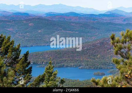 Herbstlaub mit Blick auf den Lake George Stockfoto