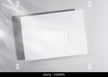 Weißes leeres Papierblattmodell mit Schatten. Modell für Ihr Design. Stockfoto