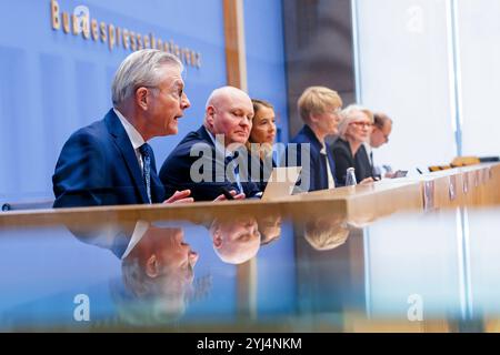 Berlin, Deutschland. November 2024. Wirtschaftsexperten, links nach rechts: Prof. Dr. Mult. Prof. Dr. Martin Werding, Prof. Dr. Achim Truger, Dr. hc Ulrike Malmendier, Prof. Dr. Veronika Grimm, Vorsitzende, Prof. Dr. Dr. hc Monika Schnitzer, Berlin, 12. November 2024. Quelle: dpa/Alamy Live News Stockfoto