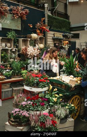 The Gated Garden, ein Blumenstand auf dem historischen Borough Market in Southwark in London, Großbritannien in Europa. Stockfoto