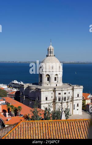 Aus der Vogelperspektive über die Kirche Santa Engracia, die in das nationale Pantheon umgewandelt wurde, Lissabon, Portugal Stockfoto