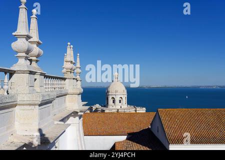 Blick von oben auf die Kirche Santa Engracia, die in das nationale Pantheon umgewandelt wurde, Kuppel, Lissabon, Portugal Stockfoto