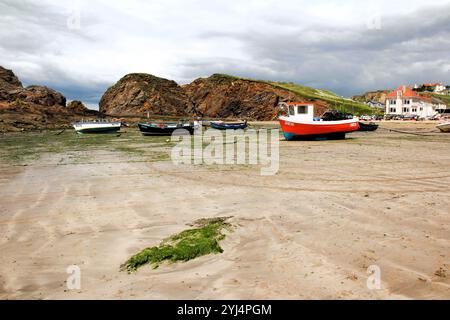 Fest angelegte Boote hoch und trocken auf dem Sand von Hope Cove im Süden von Devon Stockfoto